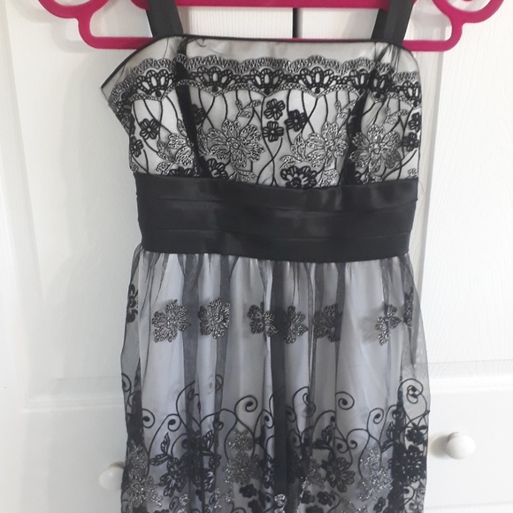 Black and white flower dress - Picture 4 of 4